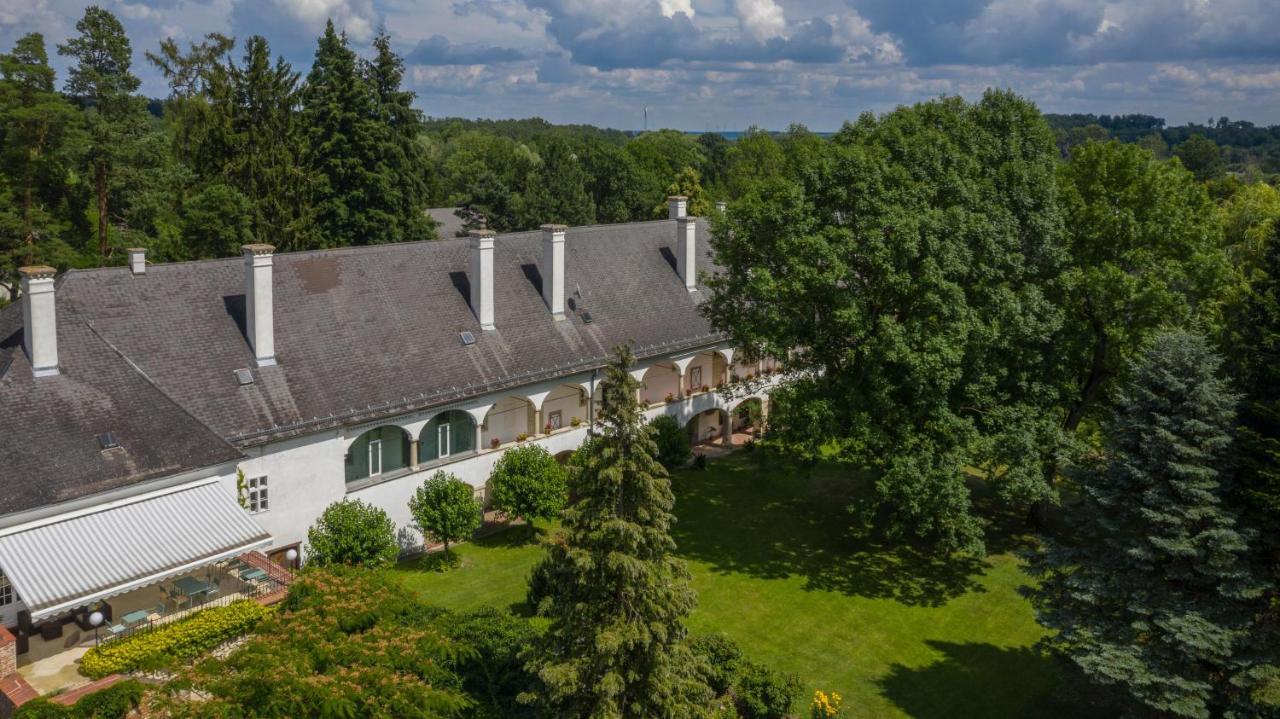 Boutique Hotel Zum Oberjaeger, Schloss Lackenbach Bagian luar foto